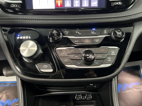 Used 2023 Chrysler Pacifica Limited w/ Uconnect Theater Family Group FWD image 27