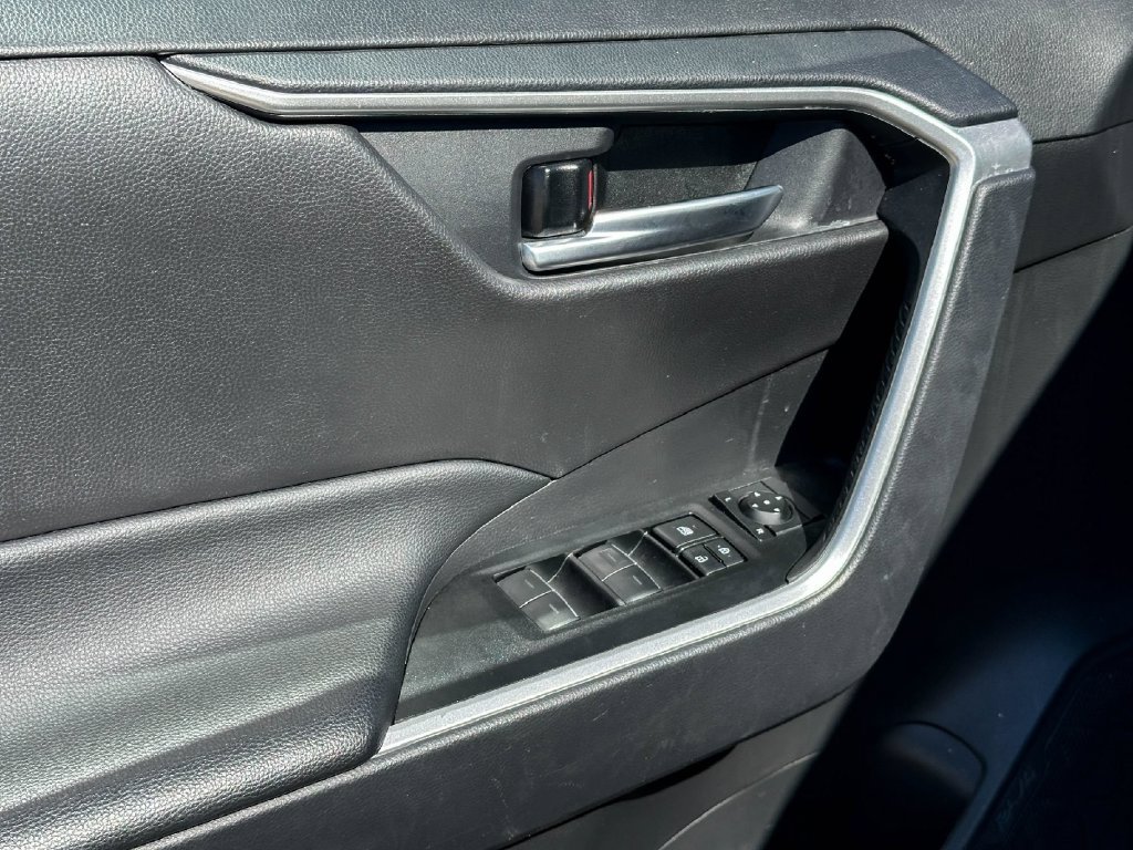 Used 2025 Toyota RAV4 XLE FWD image 16
