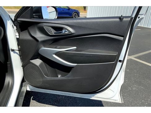 Used 2025 Chevrolet Trax LS image 21