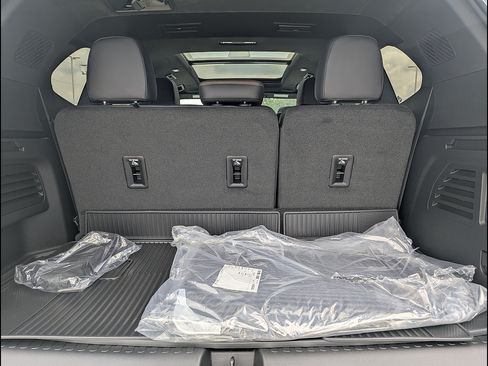 New 2026 GMC Acadia Denali Ultimate w/ LPO, Floor Liner Package AWD/4WD image 16