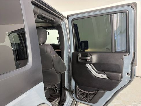 Used 2015 Jeep Wrangler Unlimited Rubicon AWD/4WD image 25