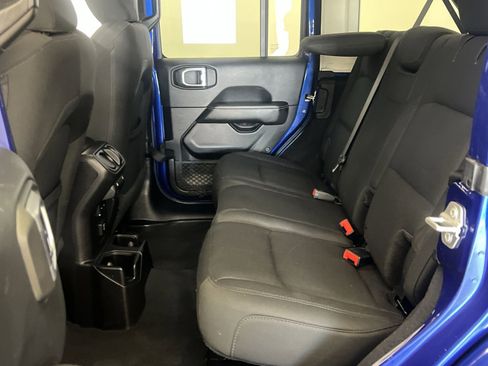 Used 2018 Jeep Wrangler Unlimited Sahara AWD/4WD image 23