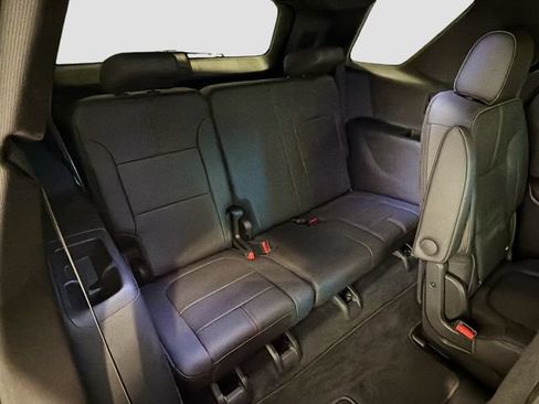 Used 2023 Chevrolet Traverse RS FWD image 25