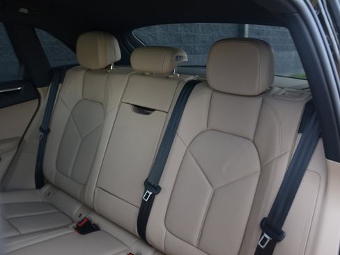 Certified 2025 Porsche Macan image 31