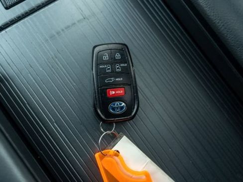 Used 2022 Toyota Sienna XLE Woodland Edition image 37