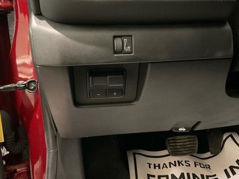 Used 2024 Chevrolet Colorado LT w/ LT Convenience Package II image 8