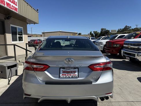 Used 2019 Toyota Camry SE FWD image 4