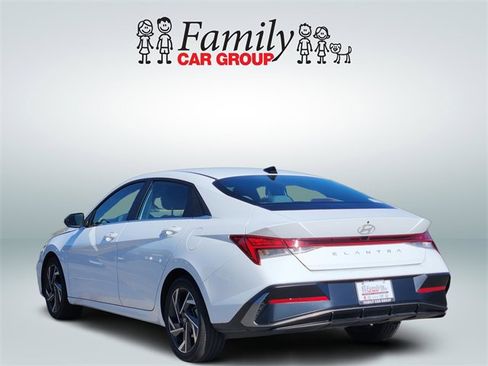 Used 2025 Hyundai Elantra SEL image 3