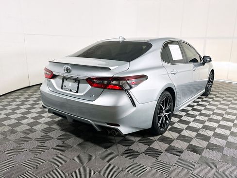 Used 2023 Toyota Camry SE FWD image 3