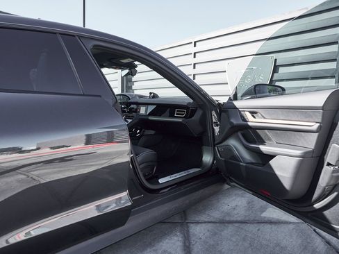 Used 2025 Porsche Taycan 4S w/ Premium Package image 22