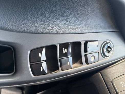 Used 2016 Hyundai Elantra Limited FWD image 11