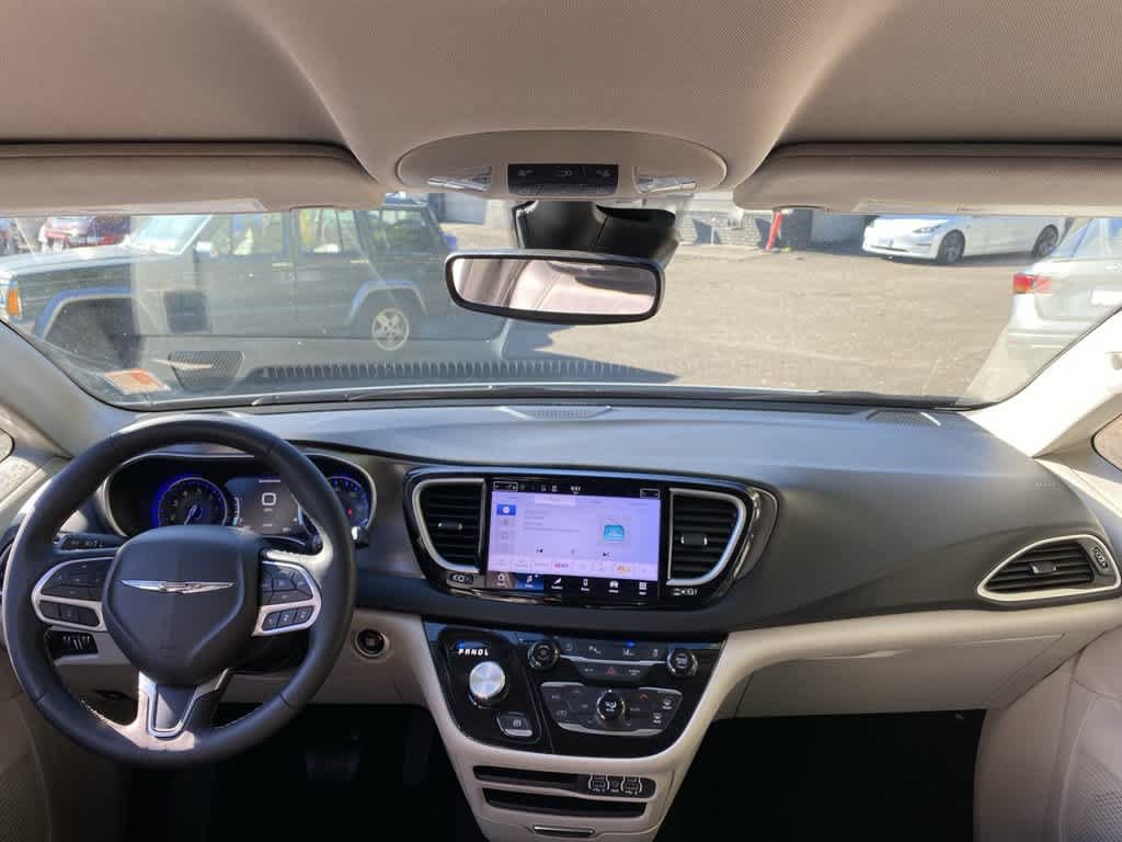 Used 2024 Chrysler Pacifica Touring-L FWD image 11