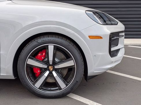 Certified 2025 Porsche Cayenne S AWD/4WD image 11