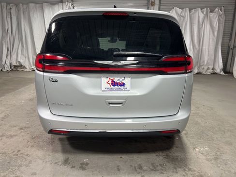 Used 2024 Chrysler Pacifica Touring-L image 6