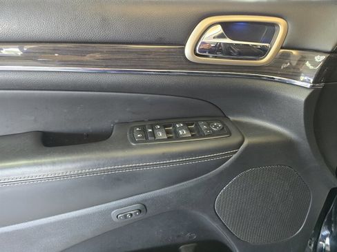 Used 2017 Jeep Grand Cherokee Overland image 18