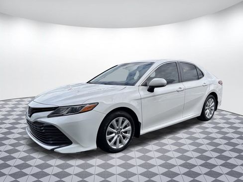 Used 2018 Toyota Camry LE image 3