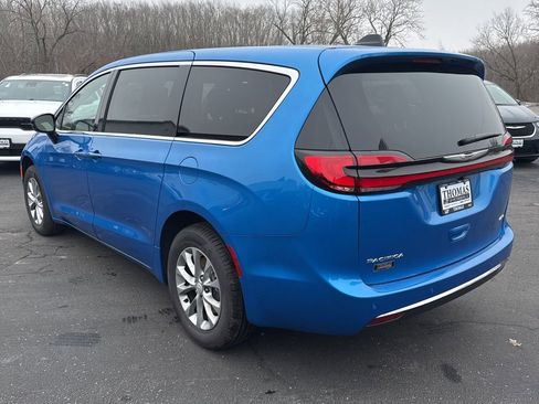 New 2026 Chrysler Pacifica Select image 3