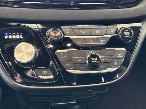 Used 2026 Chrysler Pacifica Select FWD image 14