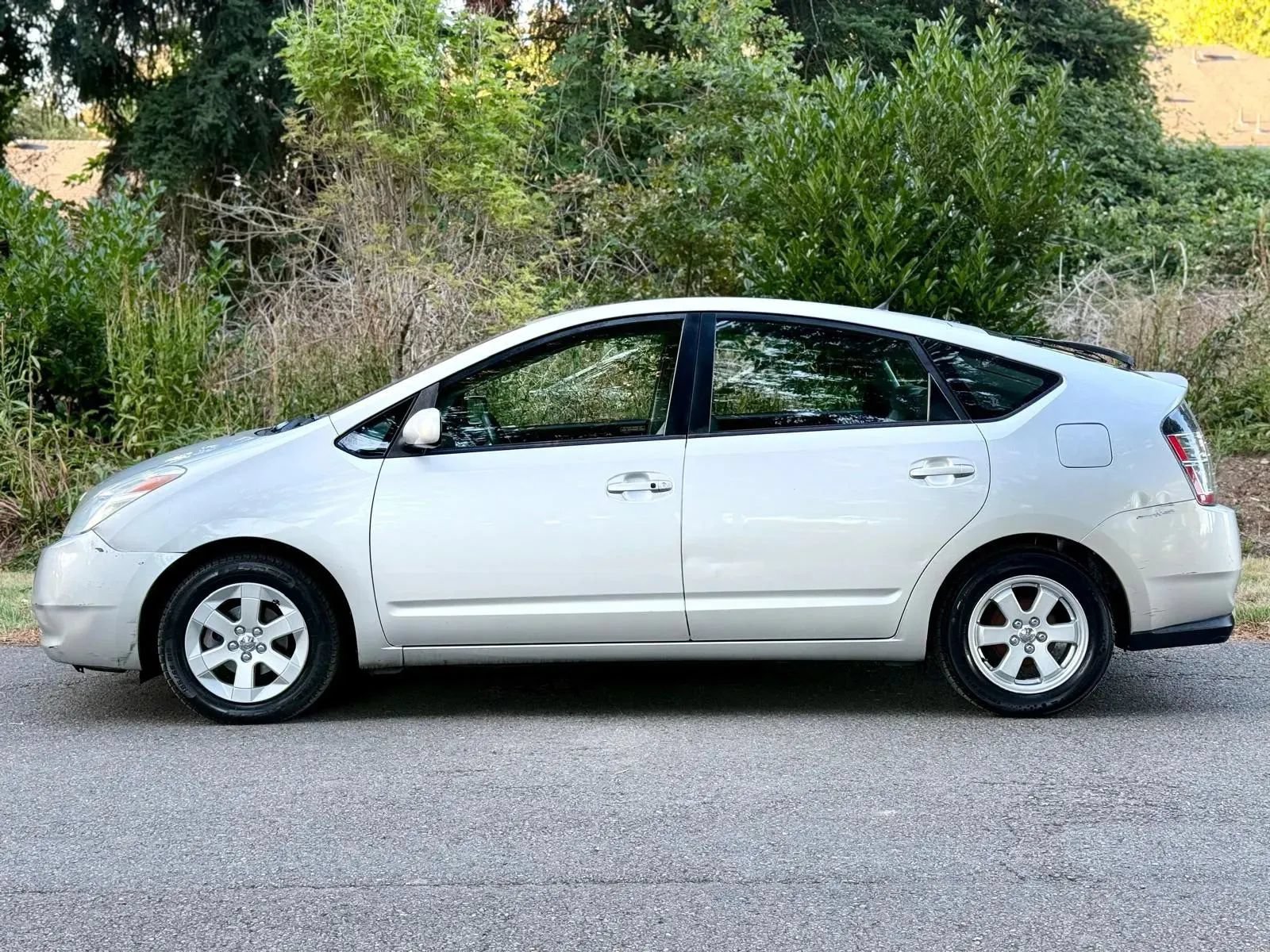 Used 2005 Toyota Prius w/ Pkg 6 FWD image 2