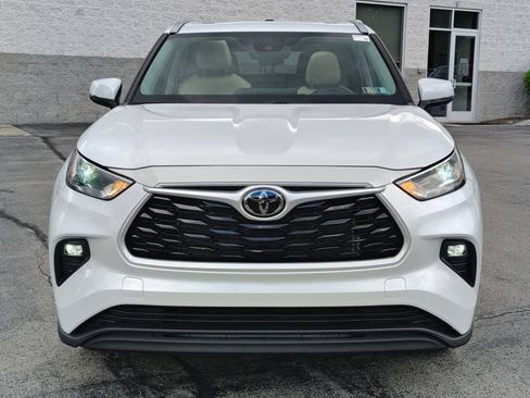 Used 2023 Toyota Highlander XLE AWD/4WD image 3
