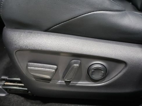 Used 2022 Toyota Venza XLE image 10