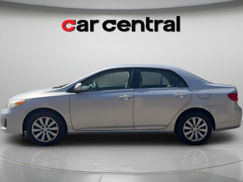 Used 2013 Toyota Corolla LE FWD image 2