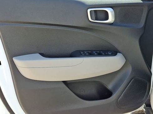 Used 2025 Hyundai Venue SEL image 11