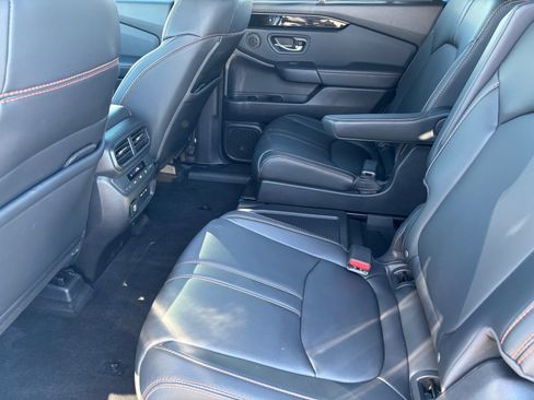 Used 2025 Honda Pilot TrailSport image 17