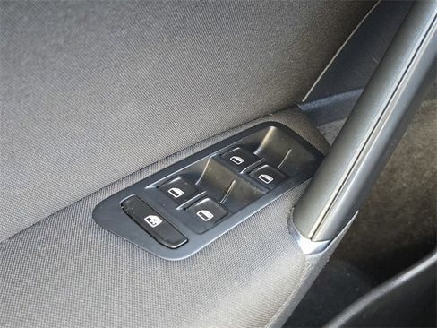 Used 2015 Volkswagen e-Golf Limited Edition image 21