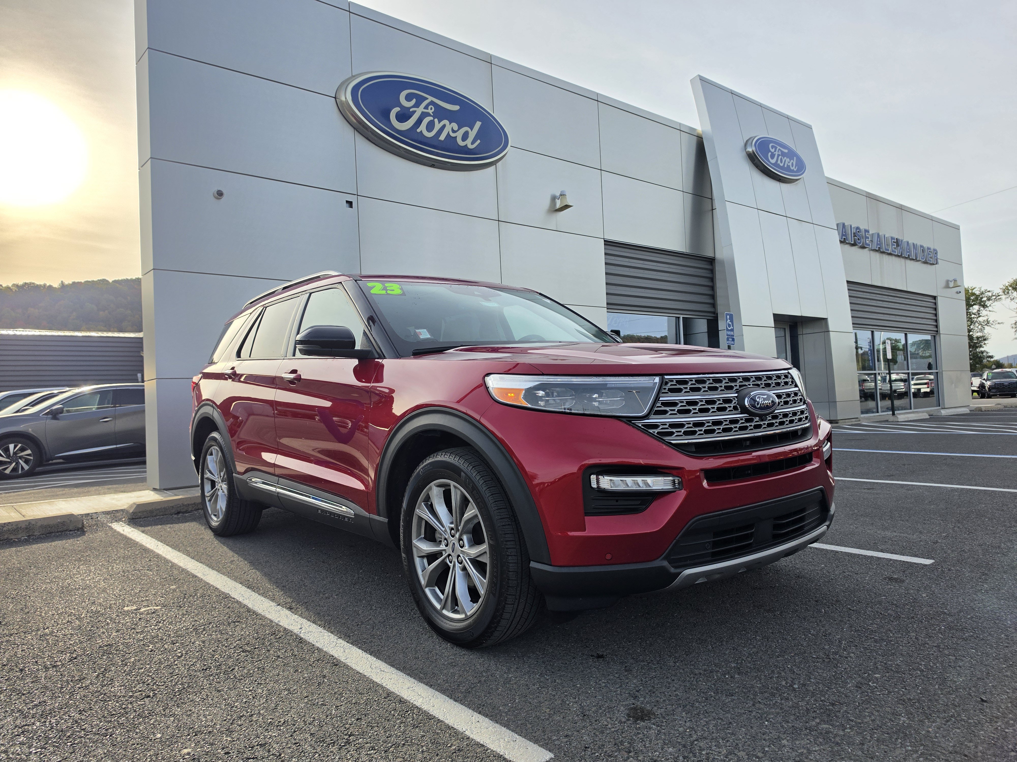 Used 2023 Ford Explorer Limited w/ Limited Technology Package AWD/4WD image 1