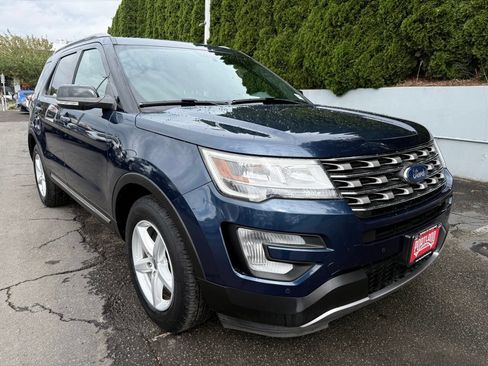 Used 2017 Ford Explorer XLT w/ Equipment Group 202A AWD/4WD image 2
