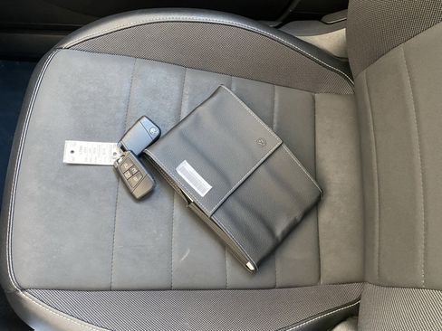 Certified 2023 Volkswagen Taos SE w/ Panoramic Sunroof Package FWD image 9
