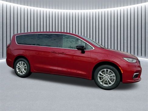 New 2026 Chrysler Pacifica Select image 3