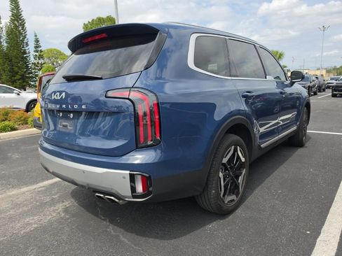 Certified 2023 Kia Telluride EX w/ EX Captain's Chair Package FWD image 18