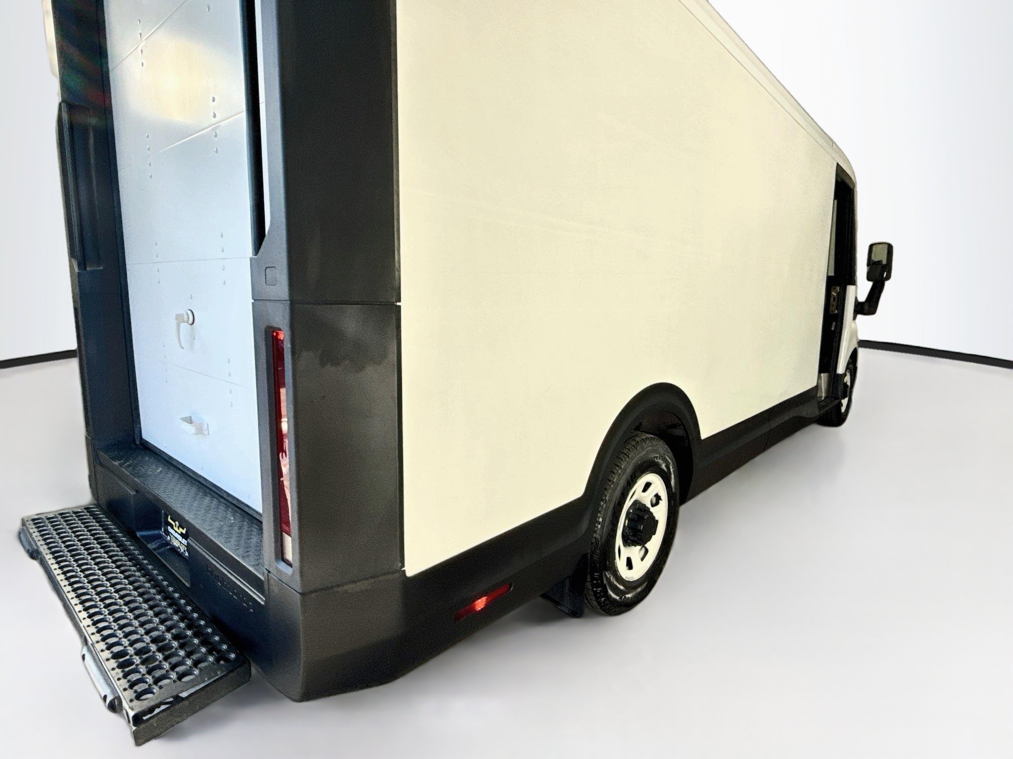 Used 2024 Chevrolet Brightdrop 600 w/ Commercial Equipment Package AWD/4WD image 8