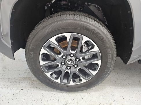 Used 2026 Toyota Tundra Limited AWD/4WD image 9