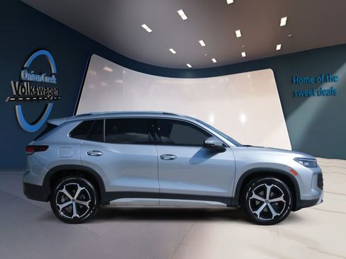 Certified 2025 Volkswagen Tiguan SE FWD image 4