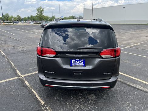 Used 2019 Chrysler Pacifica Limited w/ Tire & Wheel Group FWD image 5