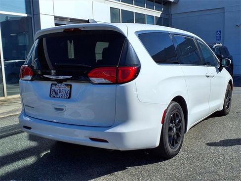 Used 2022 Chrysler Voyager LX image 20