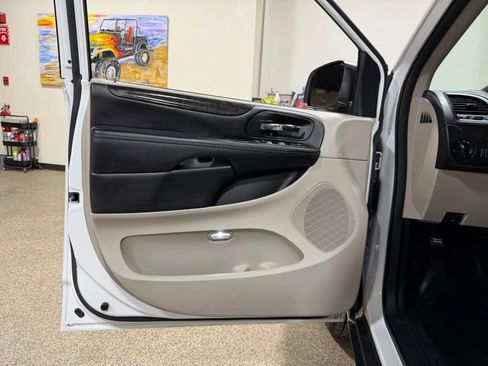 Used 2019 Dodge Grand Caravan SE image 36