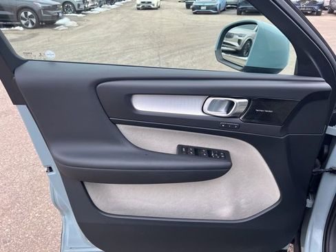 Used 2019 Volvo XC40 T5 Momentum image 23