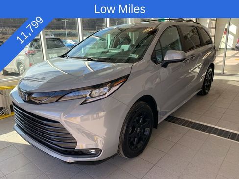 Used 2025 Toyota Sienna XLE Woodland Edition image 2