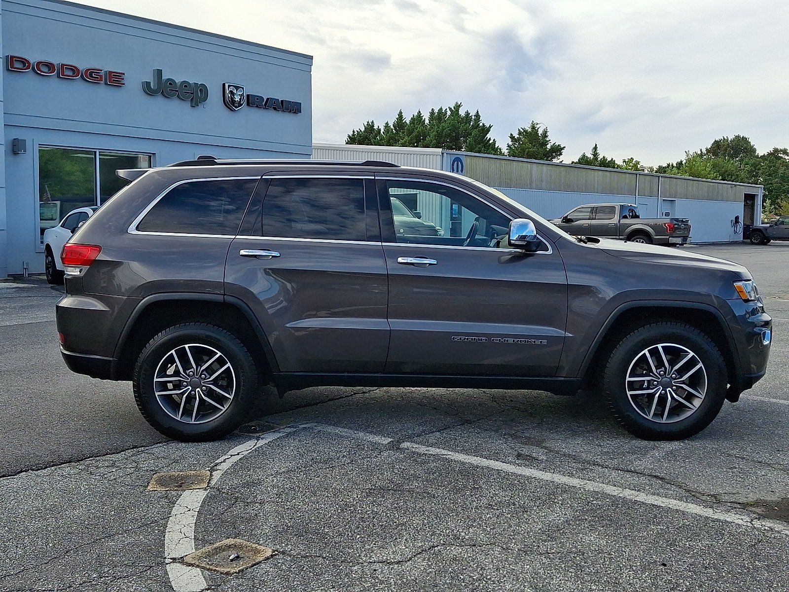 Used 2019 Jeep Grand Cherokee Limited AWD/4WD image 7