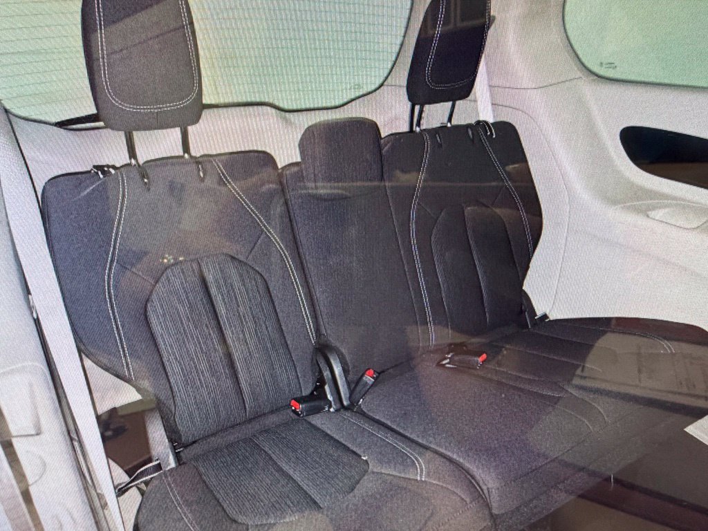 Used 2022 Chrysler Voyager LX FWD image 11