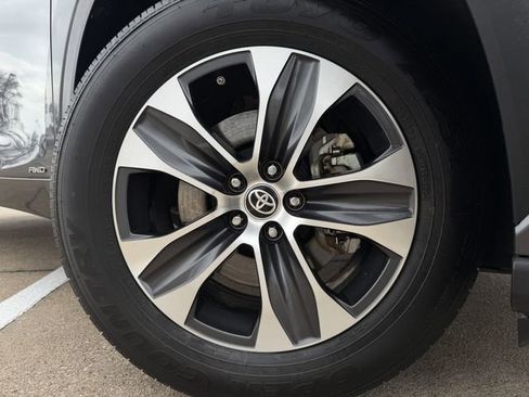 Used 2023 Toyota Highlander XLE image 10