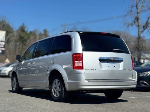 Used 2010 Chrysler Town & Country Touring image 7