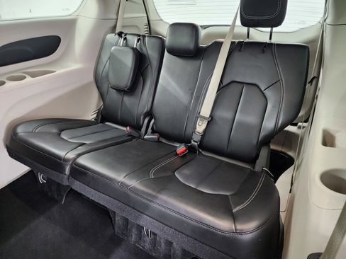Used 2024 Chrysler Pacifica Touring-L image 10