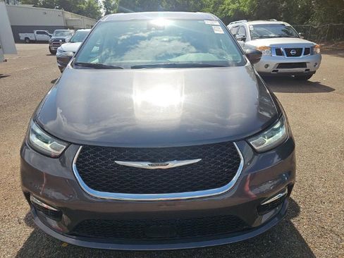 Used 2023 Chrysler Pacifica Touring-L FWD image 2