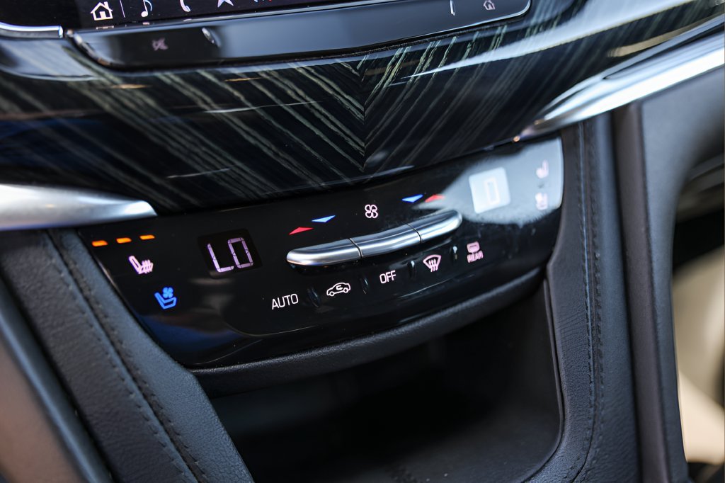 Certified 2025 Cadillac XT6 Premium Luxury FWD image 19