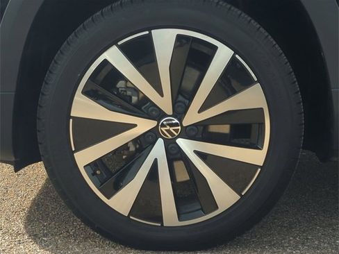 Used 2024 Volkswagen Taos SE image 10